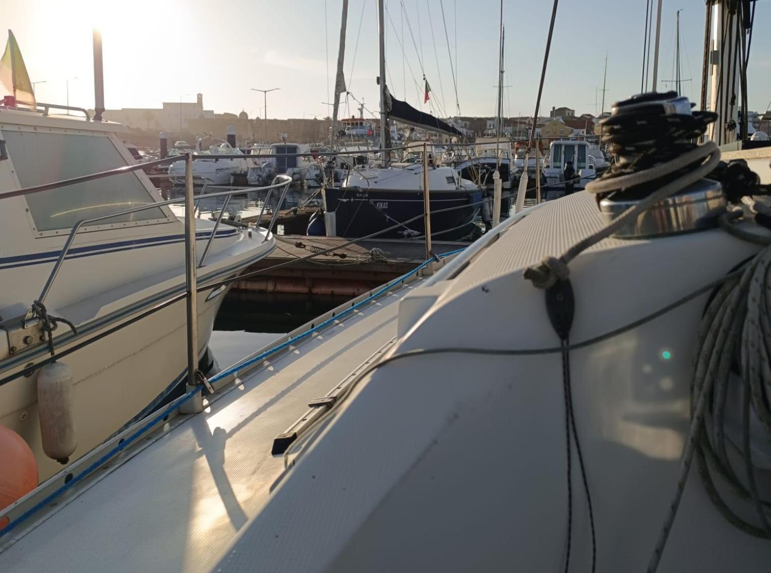 Barco A Vela Em Peniche - West Sailing Hotel ภายนอก รูปภาพ